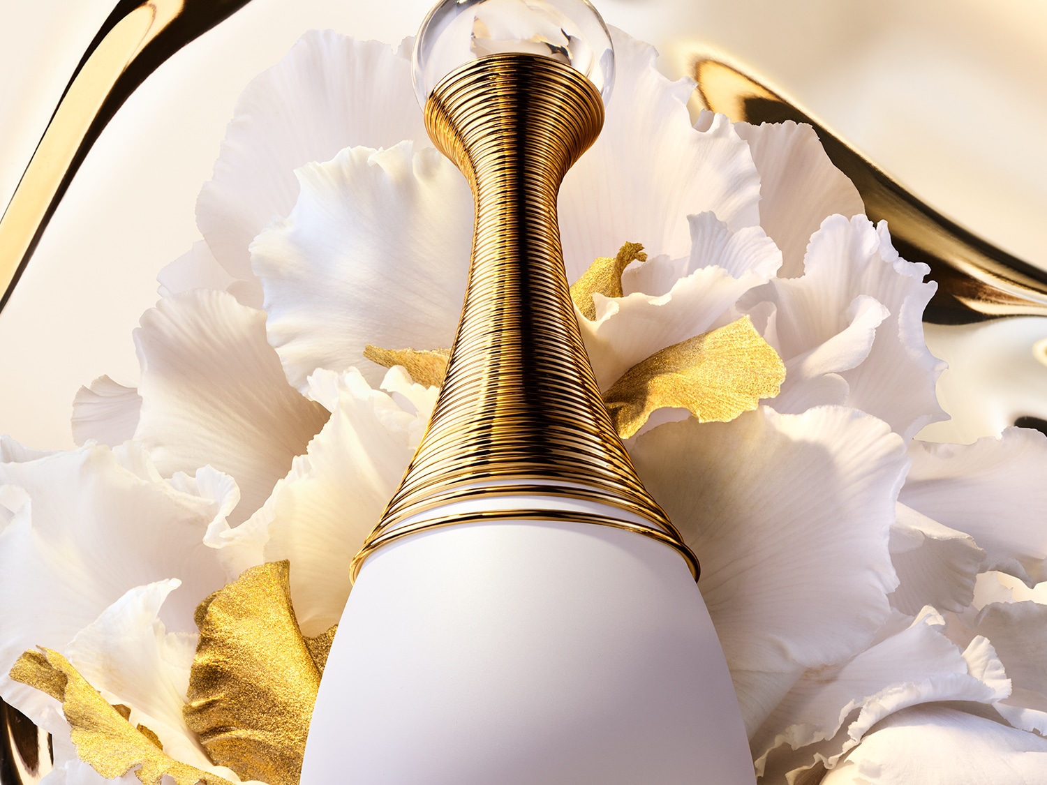 Gouden details accentueren de iconische flacon van J'adore, omringd door zachte, witte bloemblaadjes.