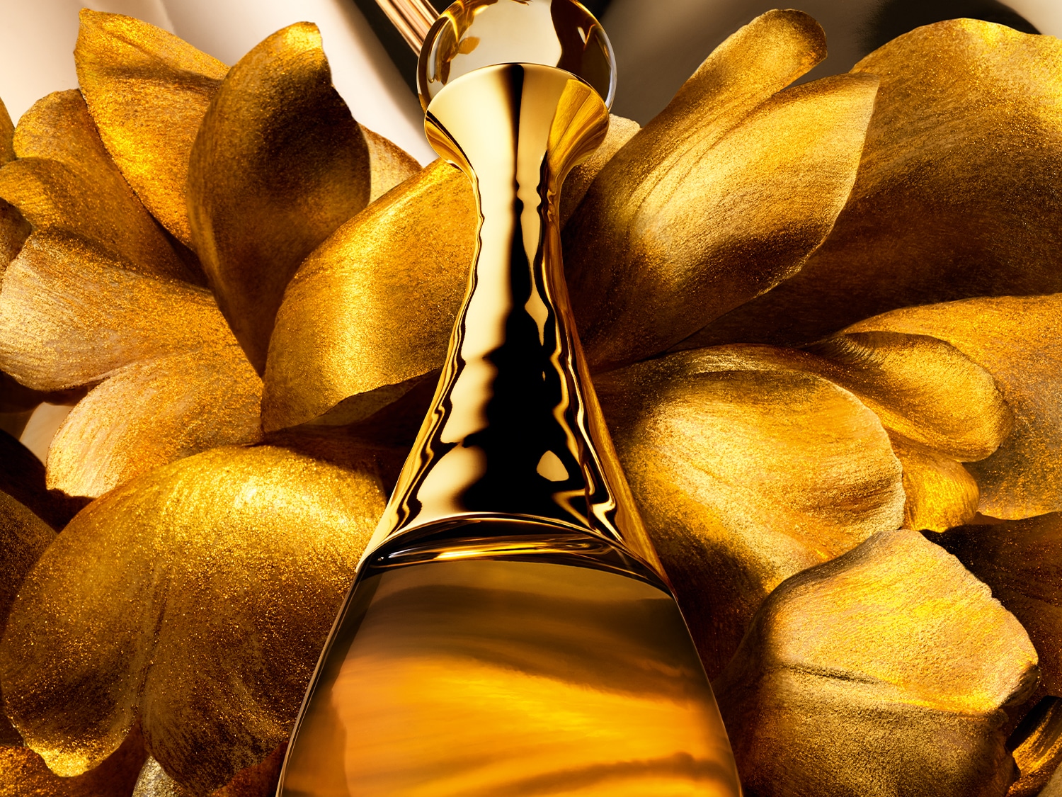 Gouden parfumfles omringd door gouden bloemblaadjes, die luxe en elegantie uitstraalt.