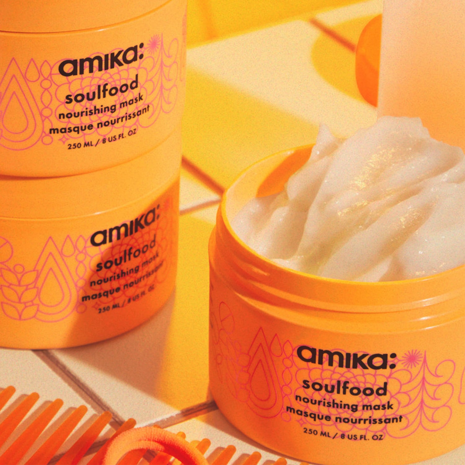 Voici le masque nourrissant Soulfood d'Amika dans son emballage orange vif, promettant de nourrir vos cheveux en profondeur.