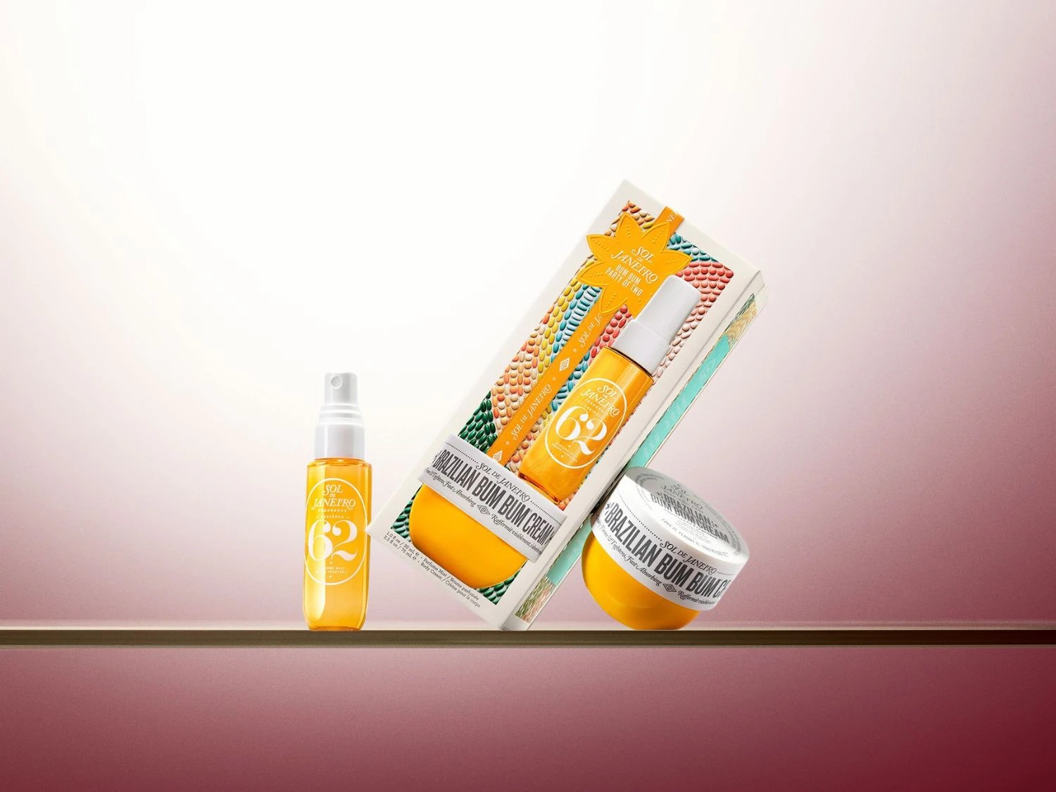 Sol de Janeiro Brazilian Bum Bum Cream set met een gele bodylotion, parfum en zeep, gepresenteerd in een kleurrijke verpakking.