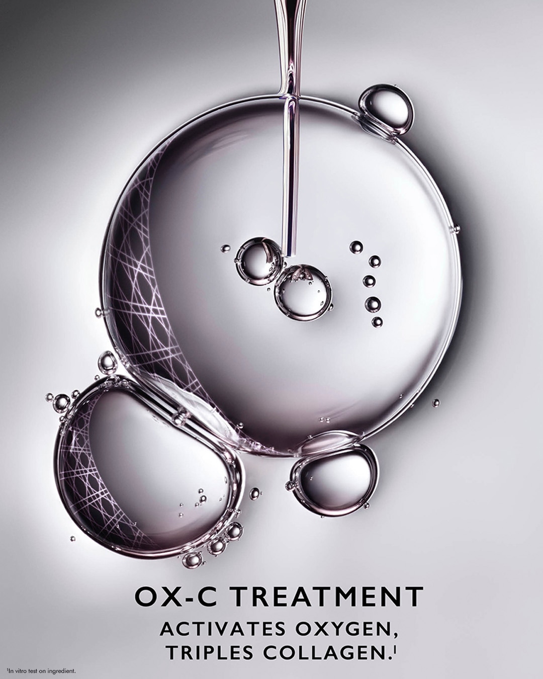 El tratamiento OX-C activa el oxígeno y triplica el colágeno, como se muestra en esta imagen de un líquido transparente vertiéndose sobre burbujas, con un patrón de red en algunas de ellas.