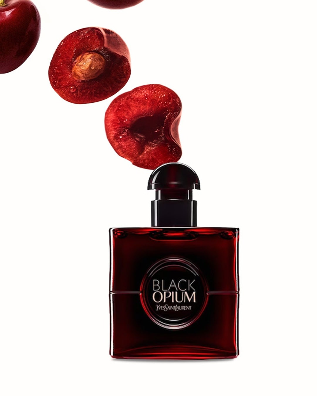 Roter Flakon von Black Opium von Yves Saint Laurent mit dem Markennamen in der Mitte, umgeben von roten Kirschen.