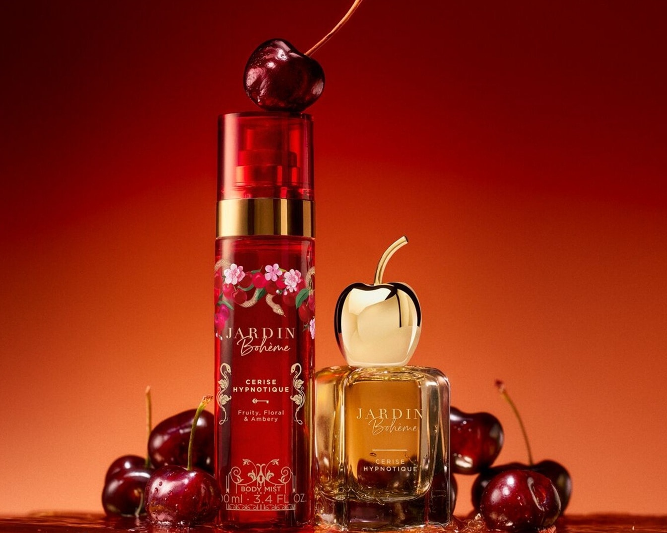 Kirschroter Körperspray und Parfüm von Jardin Bohème Cerise Hypnotique mit goldenen Akzenten und Kirschdetails vor einem passenden Hintergrund.