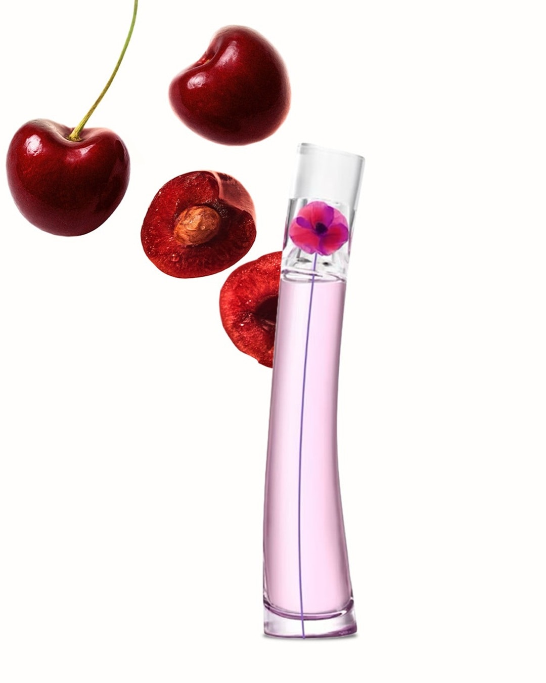 Ein zartrosa Parfümflakon mit einer rosa Blume auf dem Verschluss steht neben saftigen, roten Kirschen, die eine süße und fruchtige Duftkomposition andeuten.