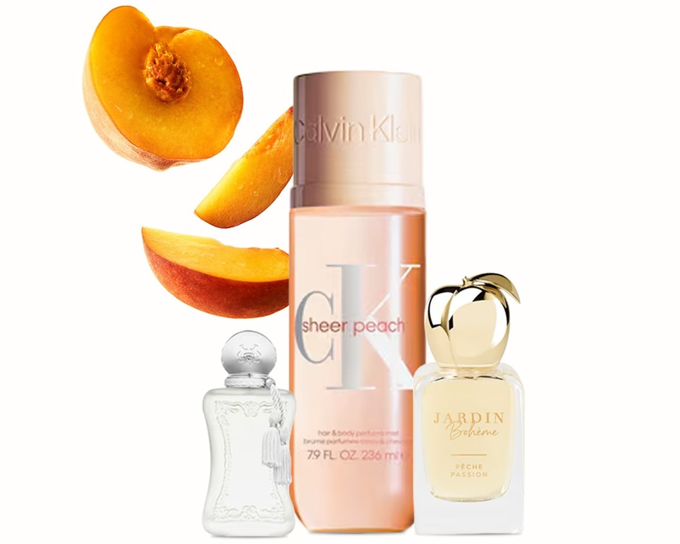 Eine Kollektion von Parfüms mit Pfirsichduft, darunter Calvin Klein Sheer Peach Haar- und Körperspray, Jardin Bohème Pêche Passion und ein transparentes Parfüm, begleitet von frischen Pfirsichstücken.