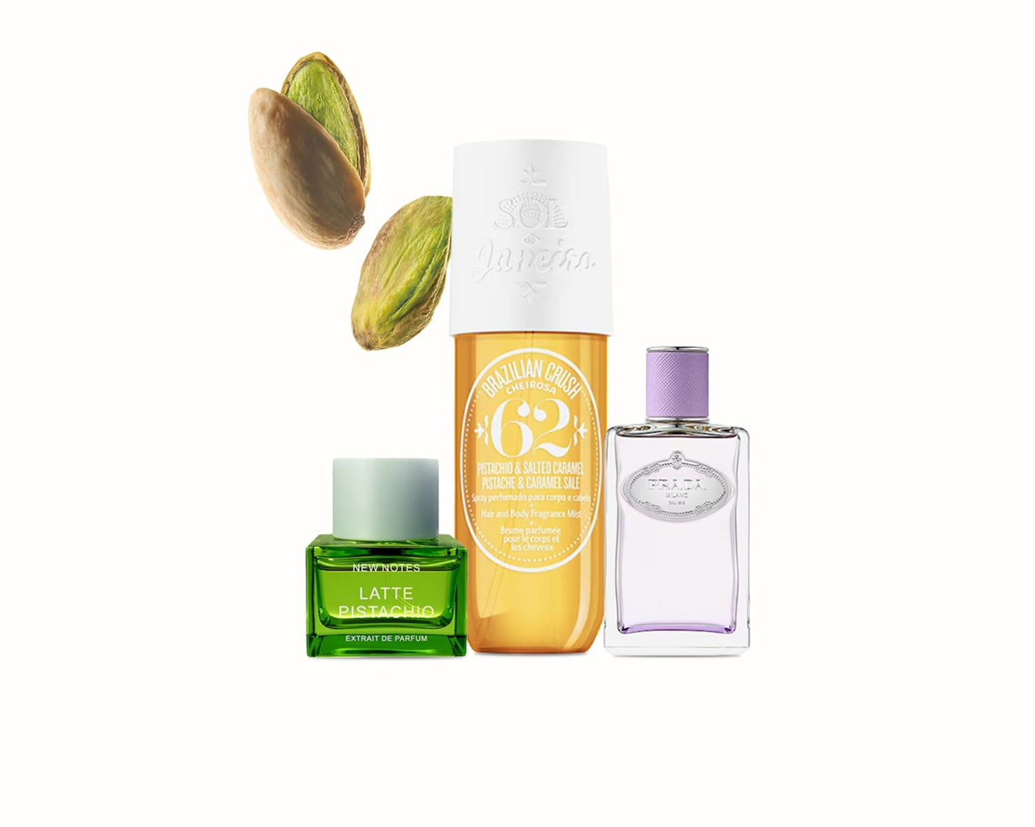 Drei Parfums, darunter New Notes Latte Pistachio in einer grünen Flasche, Sol de Janeiro Brazilian Crush Cheirosa '62 in einer gelben Flasche und Prada in einer transparenten Flasche mit lila Verschluss, zusammen mit Pistazien.