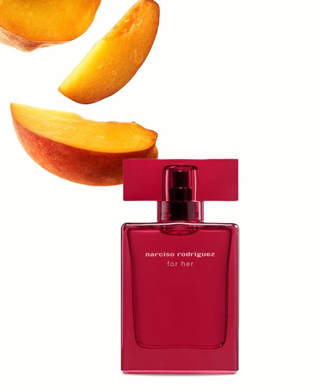Roter „Narciso Rodriguez For Her“-Flakon mit Pfirsichscheiben, die die fruchtige Note des Duftes hervorheben.