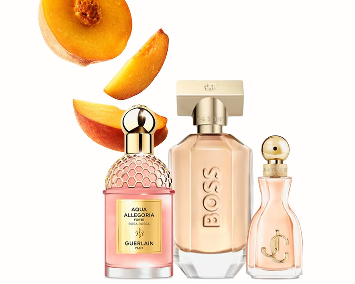 Eine Kollektion von Parfums, darunter Aqua Allegoria Forte Rosa Rossa von Guerlain in einem rosa Flakon mit goldenem Wabendesign, Boss The Scent in einem bernsteinfarbenen Flakon und Jimmy Choo I Want Choo in einem zartrosa Flakon, ergänzt durch Pfirsichstücke.