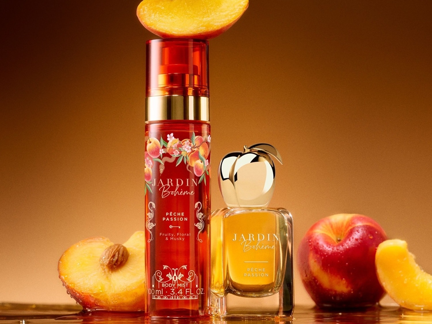 Auf einem glänzenden Untergrund stehen ein rotes Jardin Bohème Körperspray und ein gelbes Parfum, umgeben von Pfirsichen, die die fruchtige, blumige und moschusartige Note des Duftes unterstreichen.