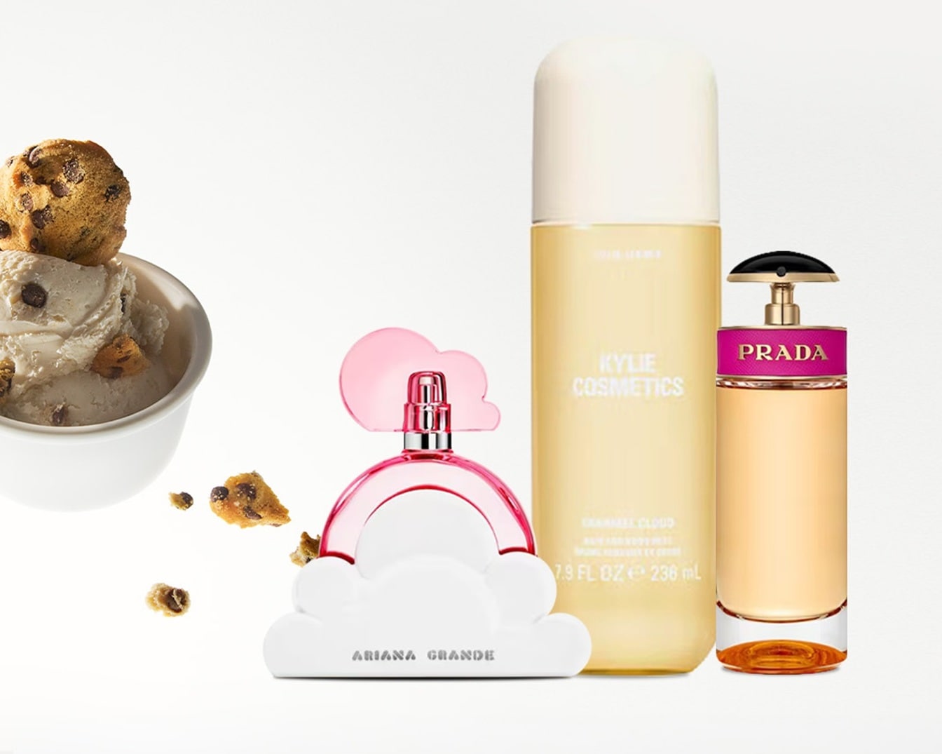Nuotraukoje matomi kvepalai „Ariana Grande Cloud“, „Kylie Cosmetics“ ir „Prada“ šalia ledų su sausainiais.