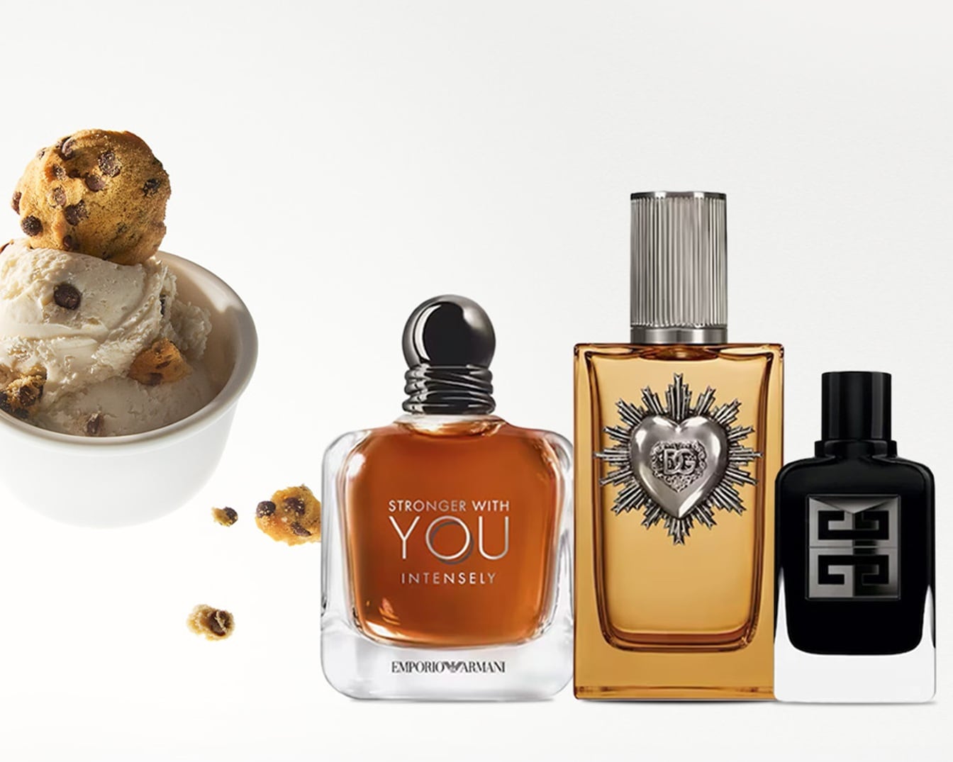 Šalia ledų su sausainiais matomi trijų skirtingų kvepalų buteliukai: rudos spalvos „Emporio Armani Stronger With You Intensely“, auksinės spalvos „John Richmond“ ir juodos spalvos „Givenchy“.