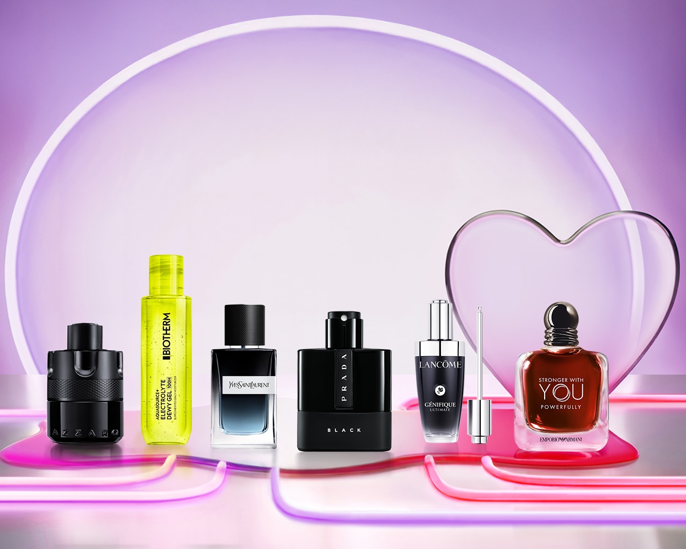 Eine Auswahl an Herrenparfums verschiedener Marken wie Azzaro, Biotherm, Yves Saint Laurent, Prada, Lancôme und Emporio Armani, die auf einer glänzenden Oberfläche vor einem violetten Hintergrund mit Herzform präsentiert werden.
