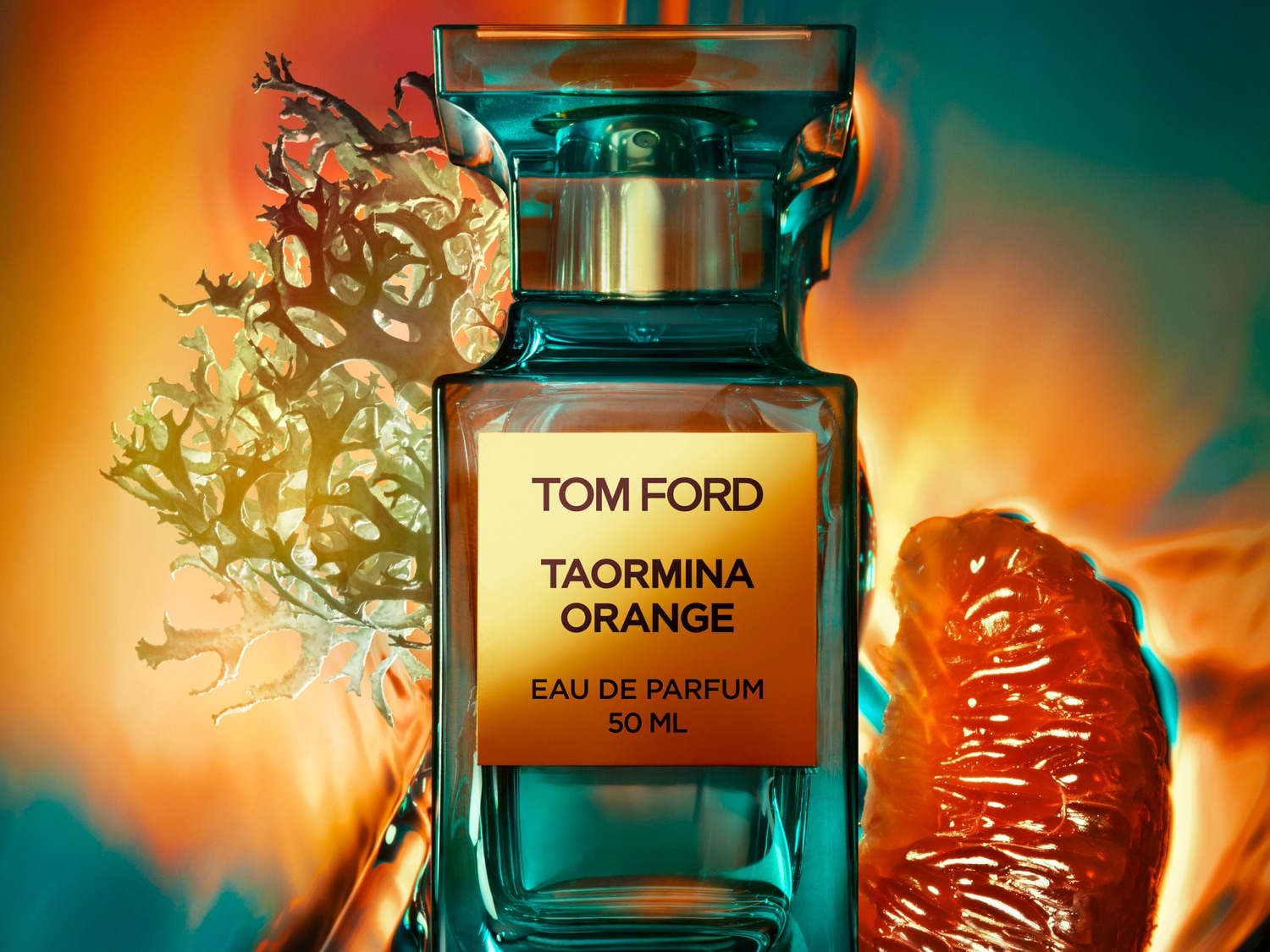 Tom Ford Taormina Orange Eau de Parfum 50 ml buteliukas, turkio spalvos, su aukso spalvos etikete, apsuptas apelsino skiltelės ir jūros dumblių, ant spalvingo fono.