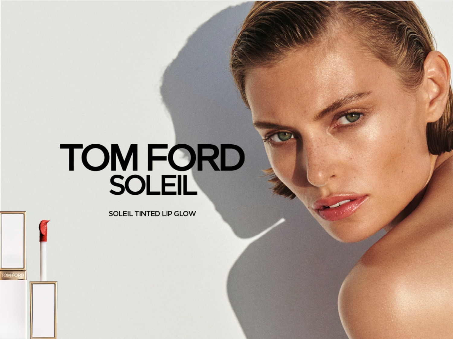 Tom Ford Soleil Tinted Lip Glow reklama su veidu ir produkto pakuote šviesiame fone.