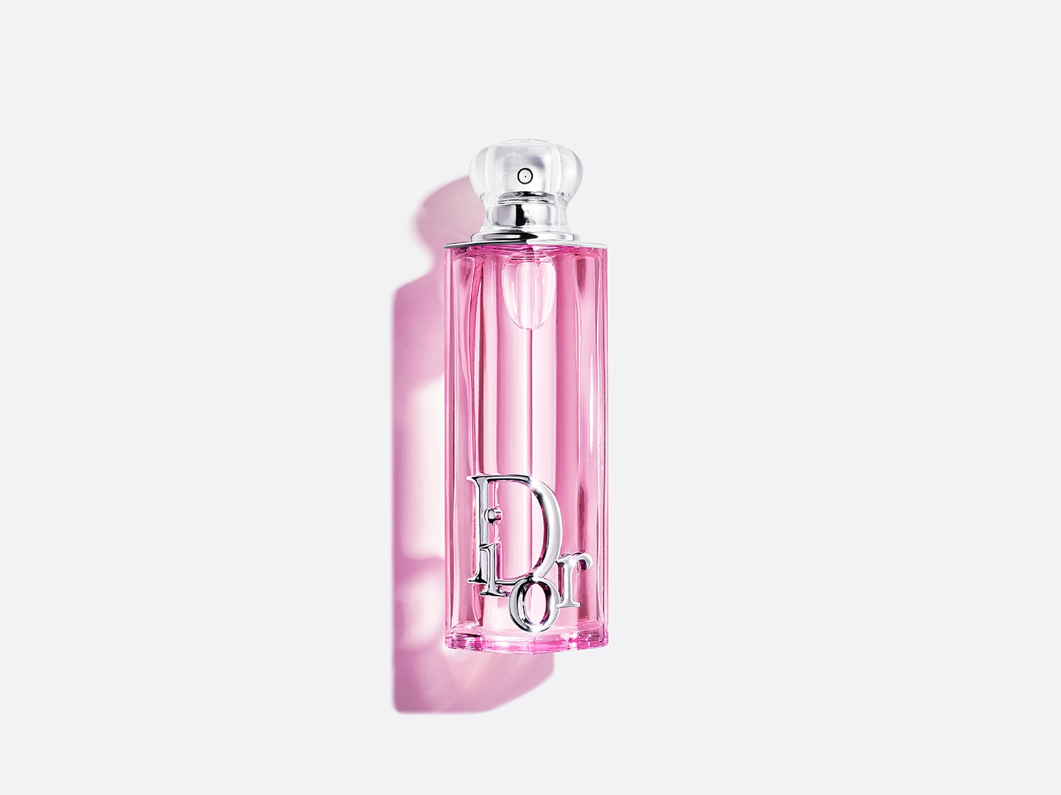 O sticlă înaltă și subțire de parfum Dior, umplută cu un lichid roz delicat, cu logo-ul argintiu Dior pe sticlă, emană eleganță.