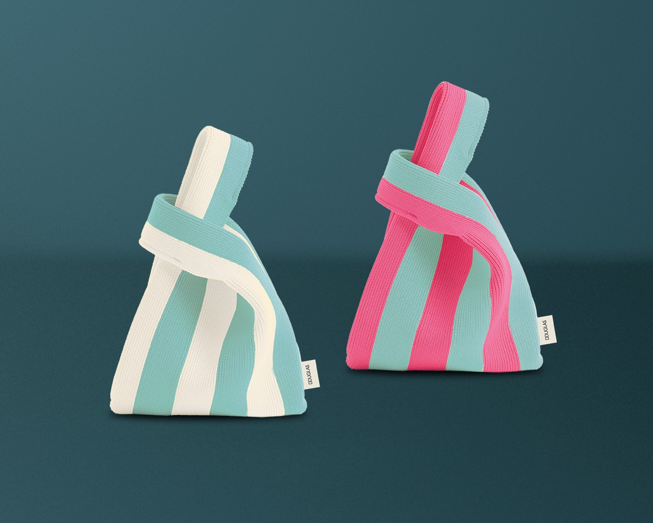 Zwei gestreifte Stricktaschen in den Farben Weiß und Türkis sowie Türkis und Pink stehen vor einem dunkelgrünen Hintergrund.