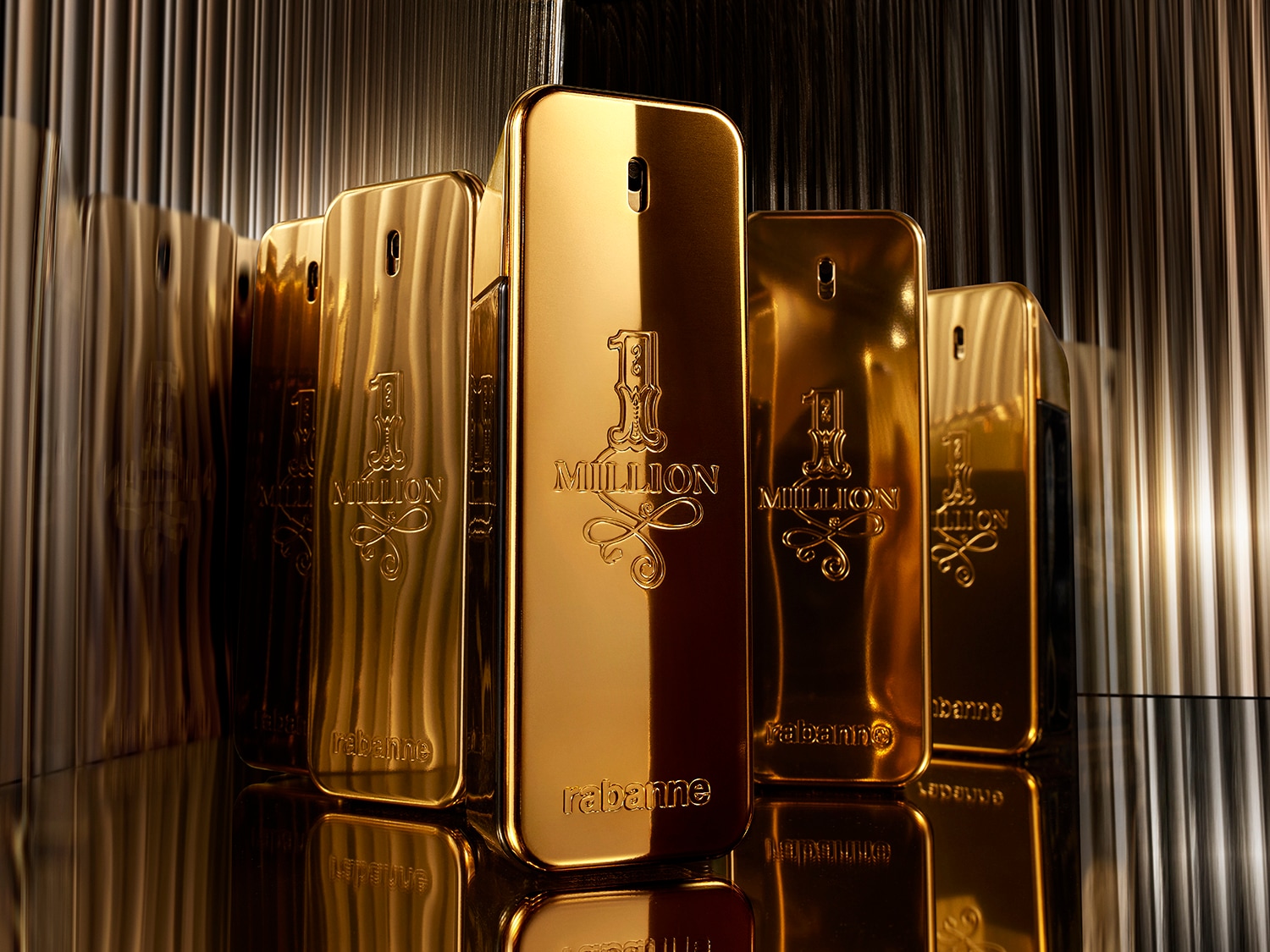 Mehrere goldene Parfümflaschen von Paco Rabanne 1 Million stehen auf einer glänzenden Oberfläche, die das luxuriöse und opulente Design hervorhebt.