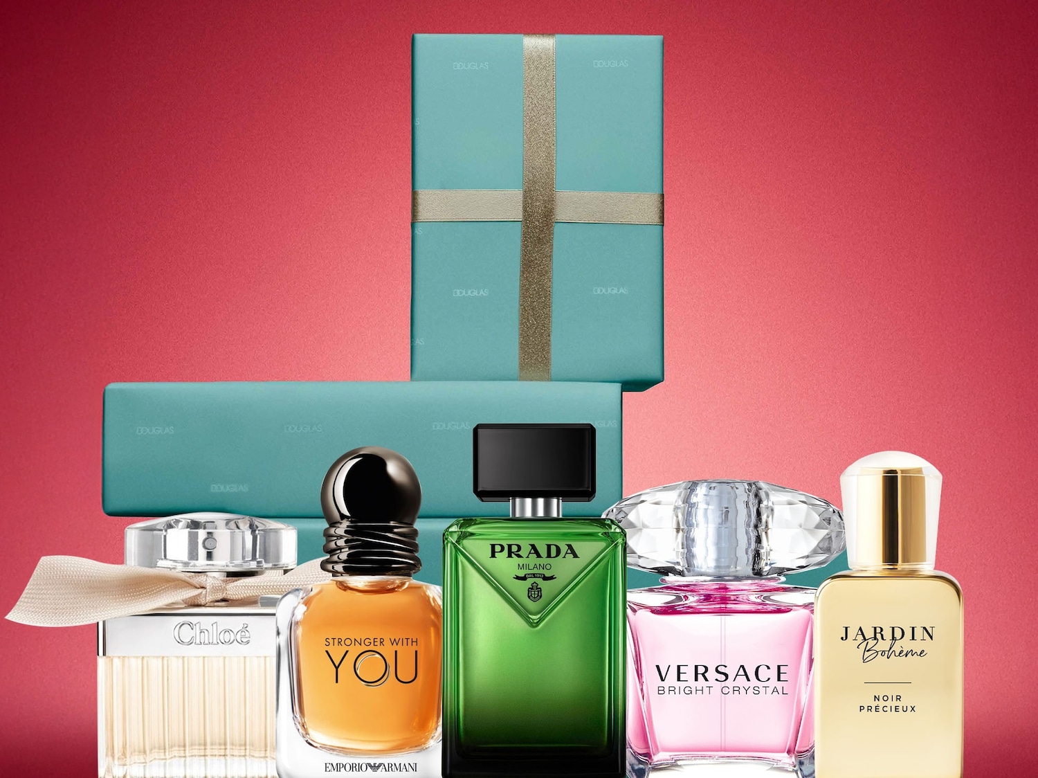 Na tle czerwieni i turkusowych prezentów Douglas stoi kolekcja perfum: Chloé ze wstążką, Emporio Armani Stronger With You, zielona Prada Milano, Versace Bright Crystal i Jardin Bohème Noir Précieux.
