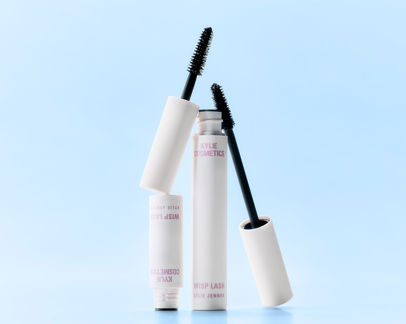 Mascara Wisp Lash de Kylie Cosmetics en tubes blancs avec applicateurs noirs, promettant un regard intense et des cils volumineux.