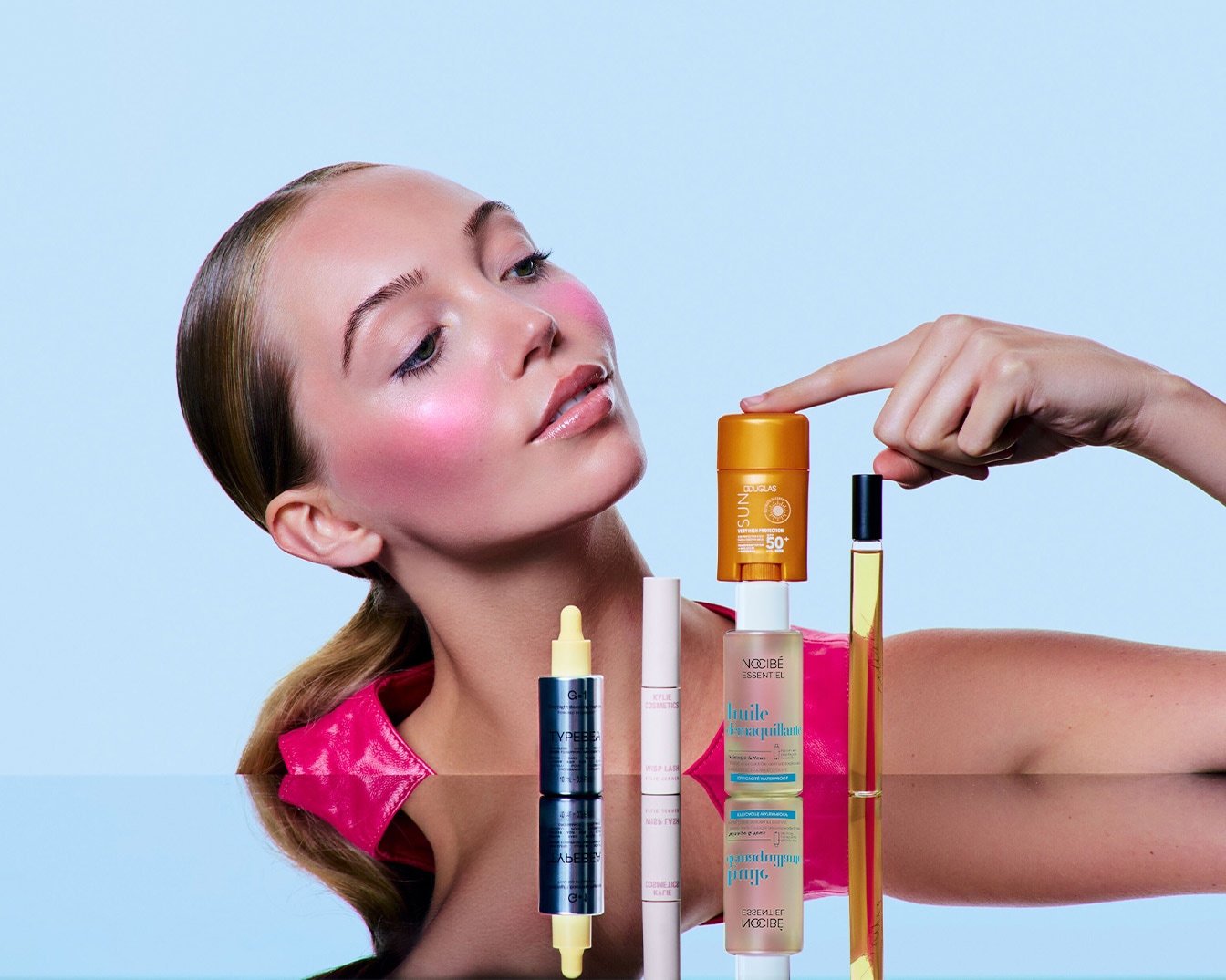 Découvrez une gamme de produits de beauté, incluant un écran solaire Douglas S.U.N. avec un FPS 50+, une huile démaquillante Nocibé Essentiel, un sérum G Type Bea et un mascara Kylie Cosmetics.