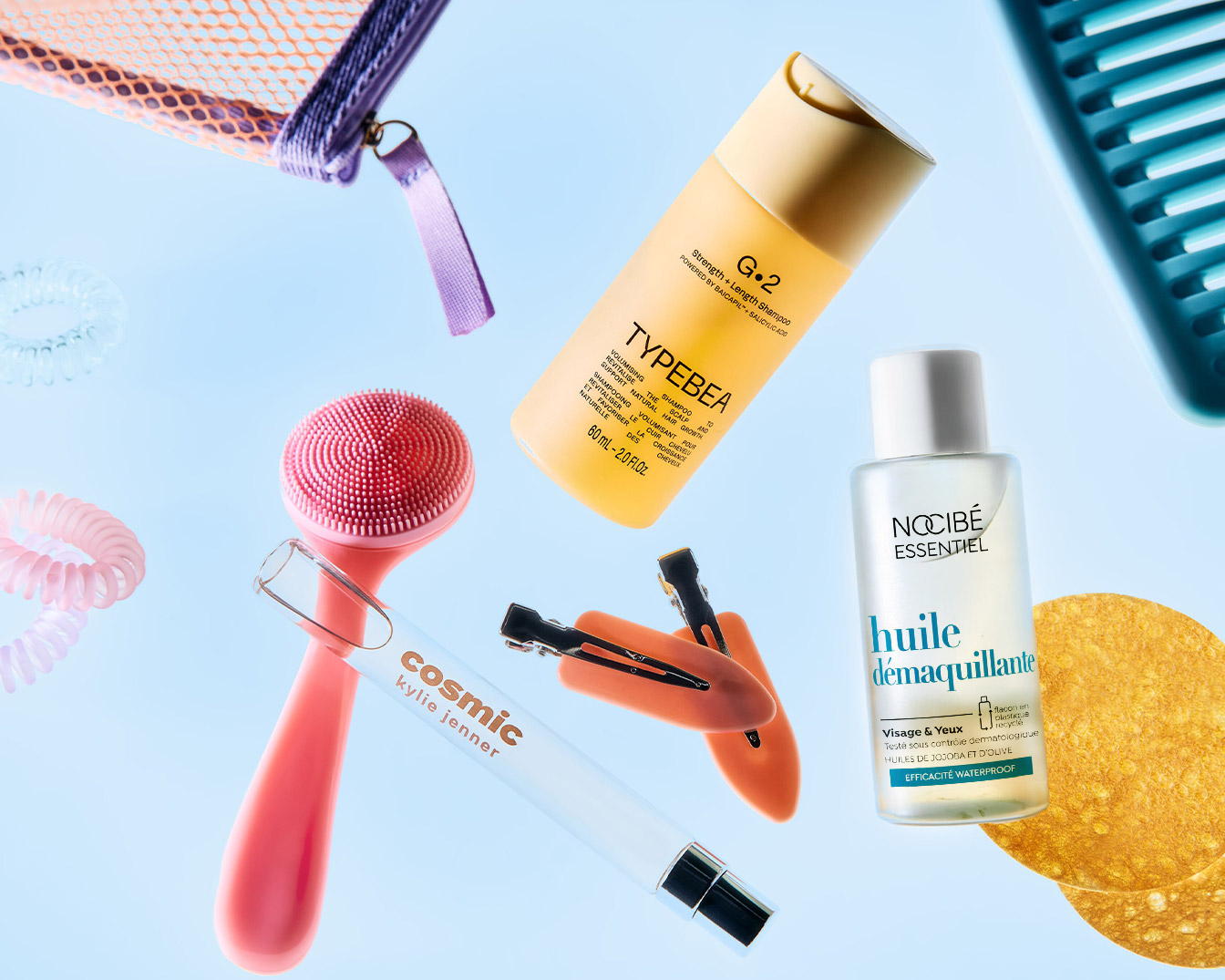Découvrez un assortiment de produits de beauté, comprenant un shampooing Typebea G.2, une huile démaquillante Nocibé Essentiel et un applicateur Cosmic Kylie Jenner, présentés avec divers accessoires.