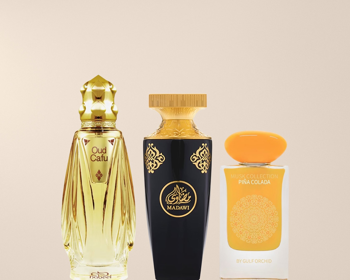Ecco tre flaconi di profumo: uno dorato con la scritta "Oud Cafu", uno nero con decorazioni dorate e la scritta "Madawi", e uno giallo con la scritta "Pina Colada".