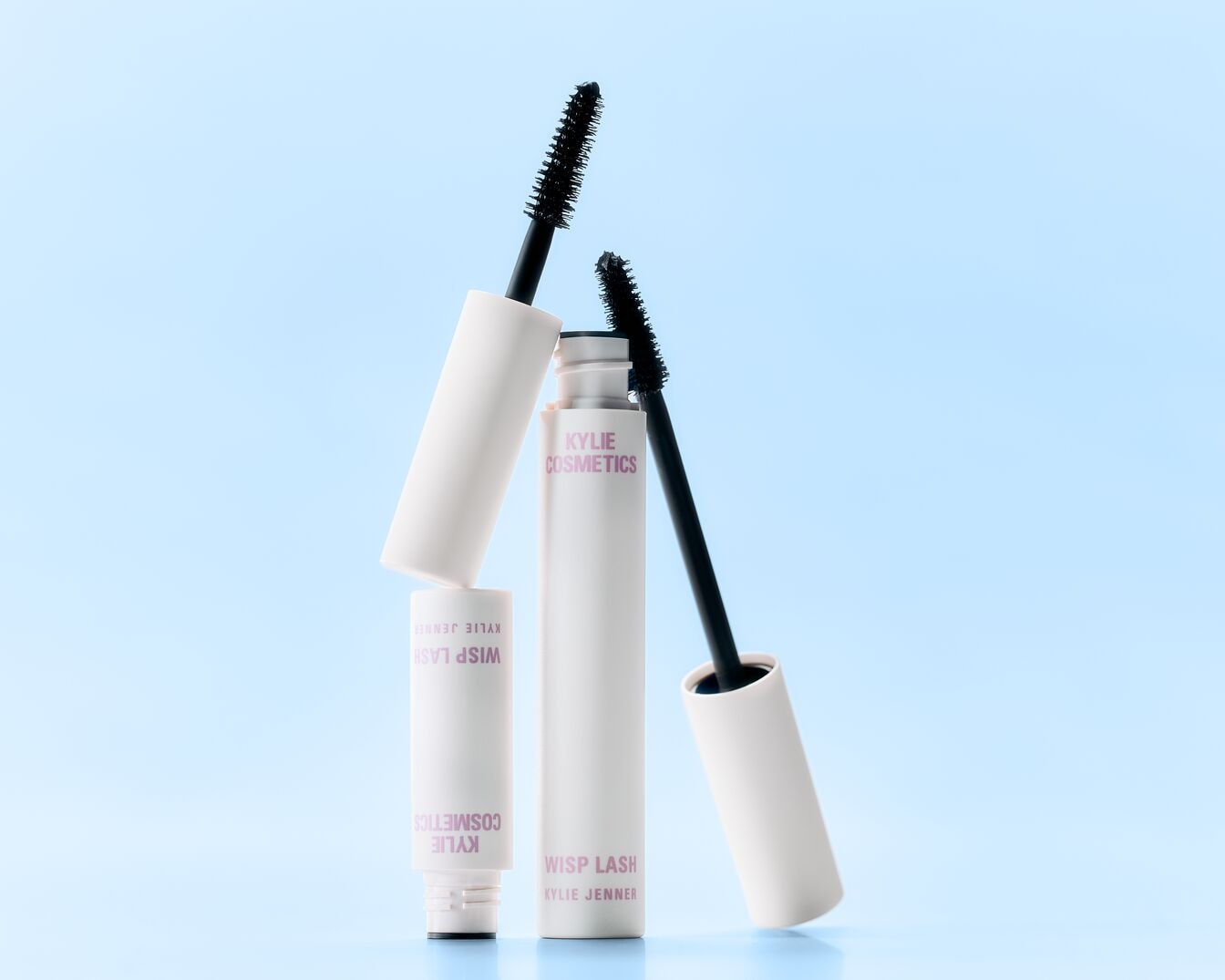 Kylie Cosmetics Wisp Lash mascara in een witte verpakking met een zwarte borstel voor het creëren van volle wimpers.