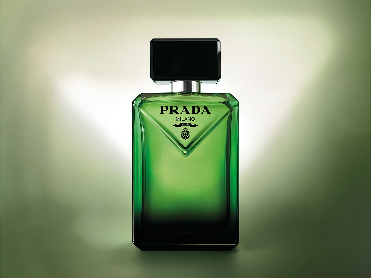El frasco de perfume Prada Milano es de vidrio verde degradado con un tapón negro, que irradia elegancia y sofisticación.
