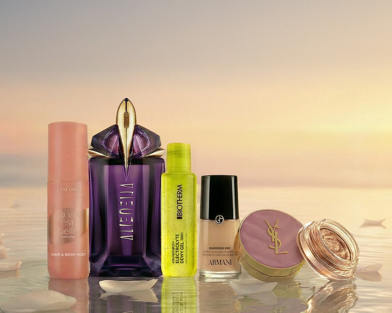 Eine Auswahl an Schönheitsprodukten, darunter Lancôme La Vie Est Belle Haar- und Körperspray, Alien Goddess Parfum, Biotherm Aquasource Electrolyte Dewy Gel, Armani Luminous Silk Foundation und YSL Make-up.