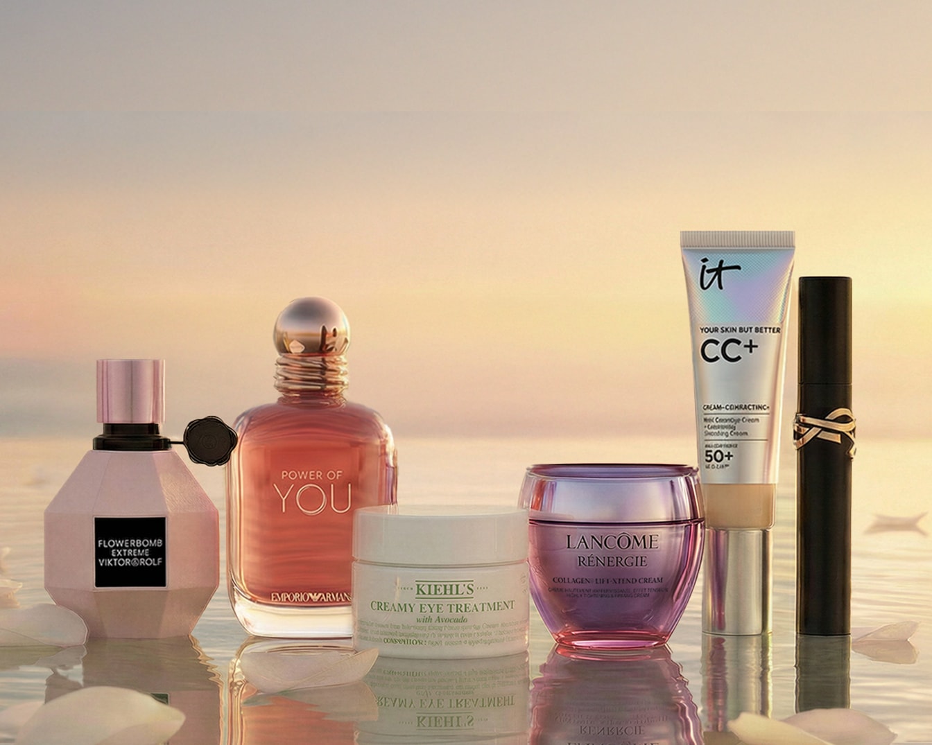 Eine Auswahl an Schönheitsprodukten, darunter Parfums von Viktor&Rolf und Emporio Armani, sowie Hautpflege von Kiehl's, Lancôme und IT Cosmetics.