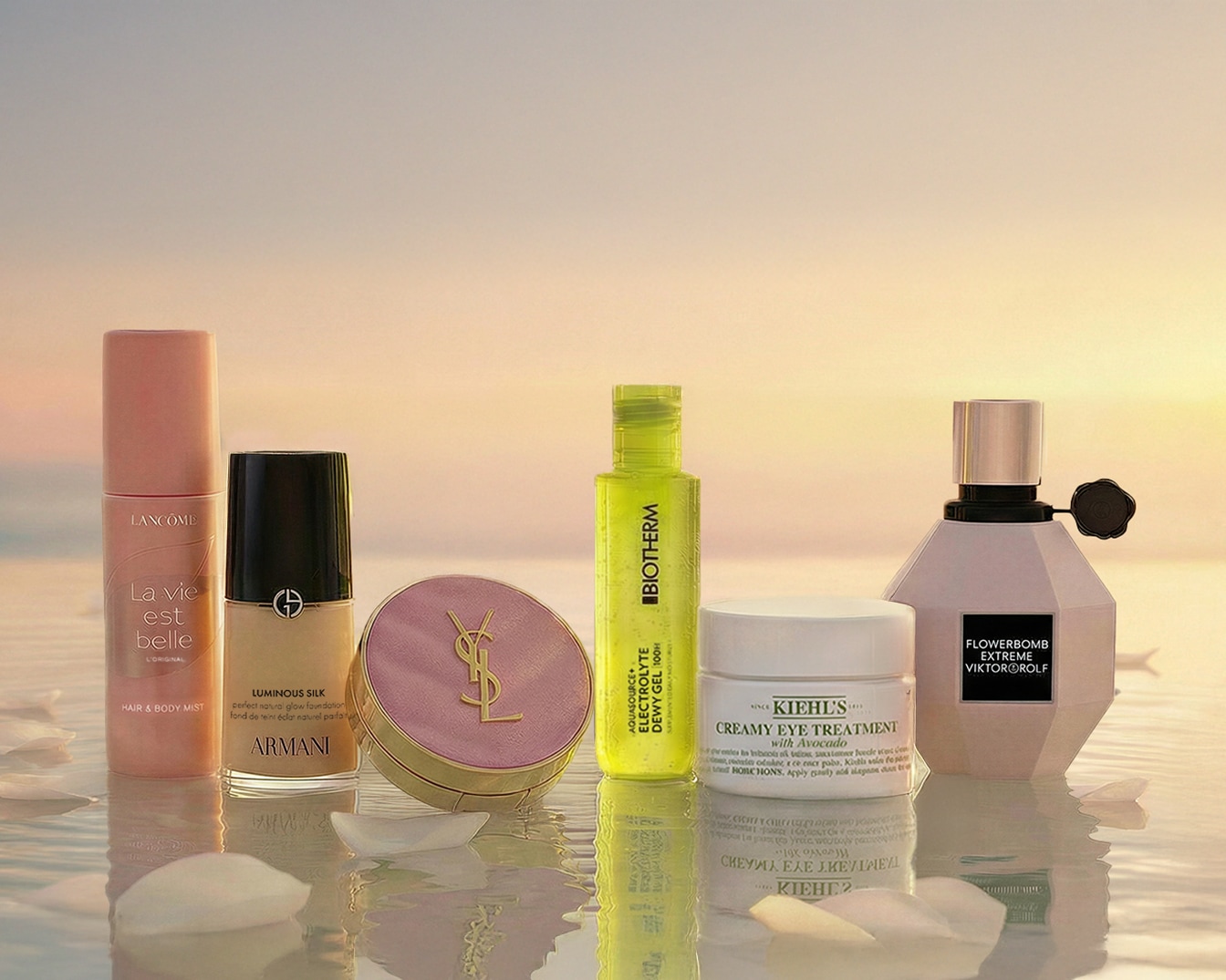 Eine Auswahl an Schönheitsprodukten, darunter Lancôme La Vie Est Belle Haar- und Körperspray, Armani Luminous Silk Foundation, YSL Puder, Biotherm Aquasource Electrolyte Dewy Gel, Kiehl's Creamy Eye Treatment und Viktor&Rolf Flowerbomb Extreme.