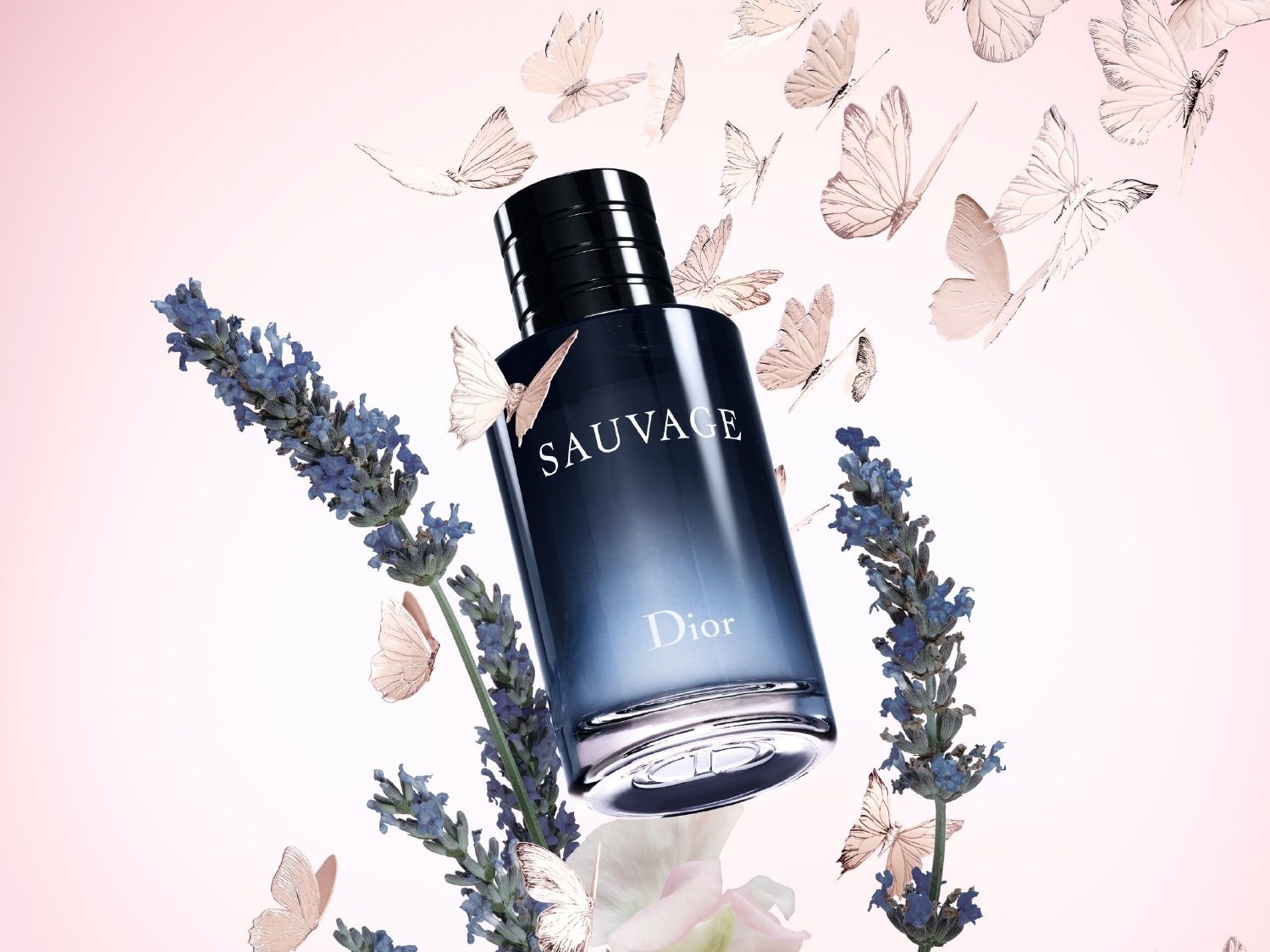 Dior Sauvage parfumfles met blauwe lavendel en gouden vlinders tegen een zachtroze achtergrond.