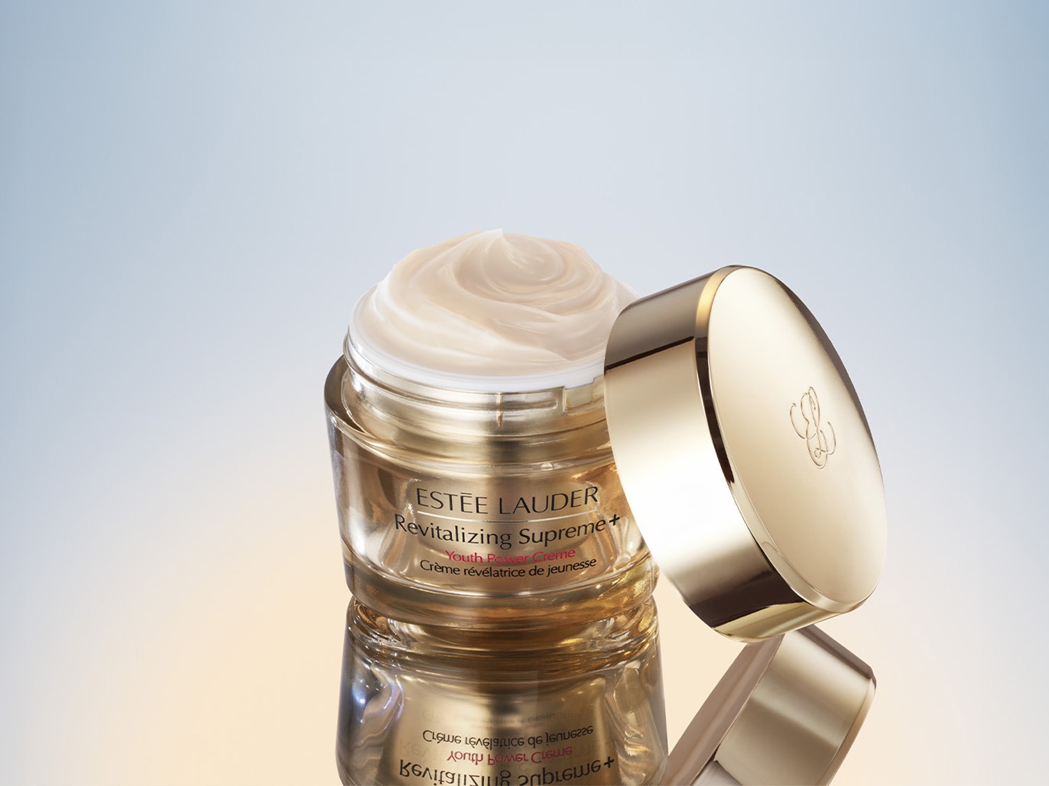 Voici un pot de crème Estée Lauder Revitalizing Supreme+ Youth Power, avec une texture riche et onctueuse, promettant une peau visiblement plus jeune et éclatante.