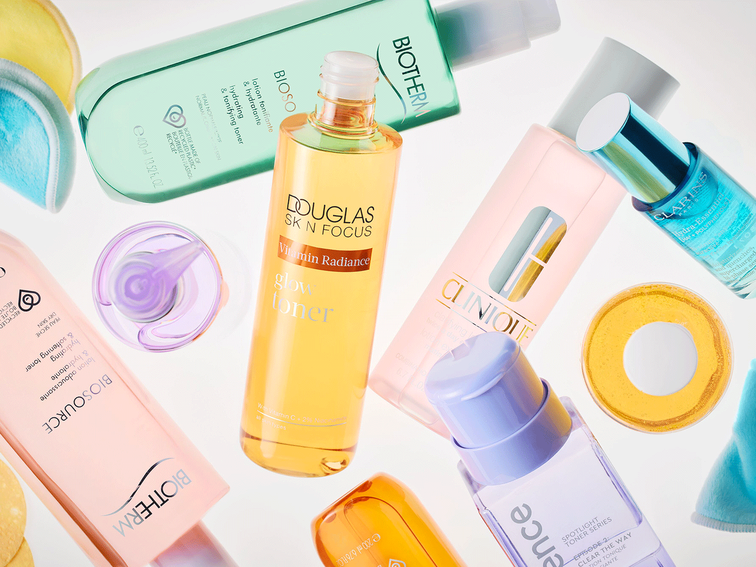 Verschiedene Gesichtswasser von Marken wie Biotherm, Douglas Skin Focus, Clinique und Clarins, die Hautpflege und Ausstrahlung versprechen.