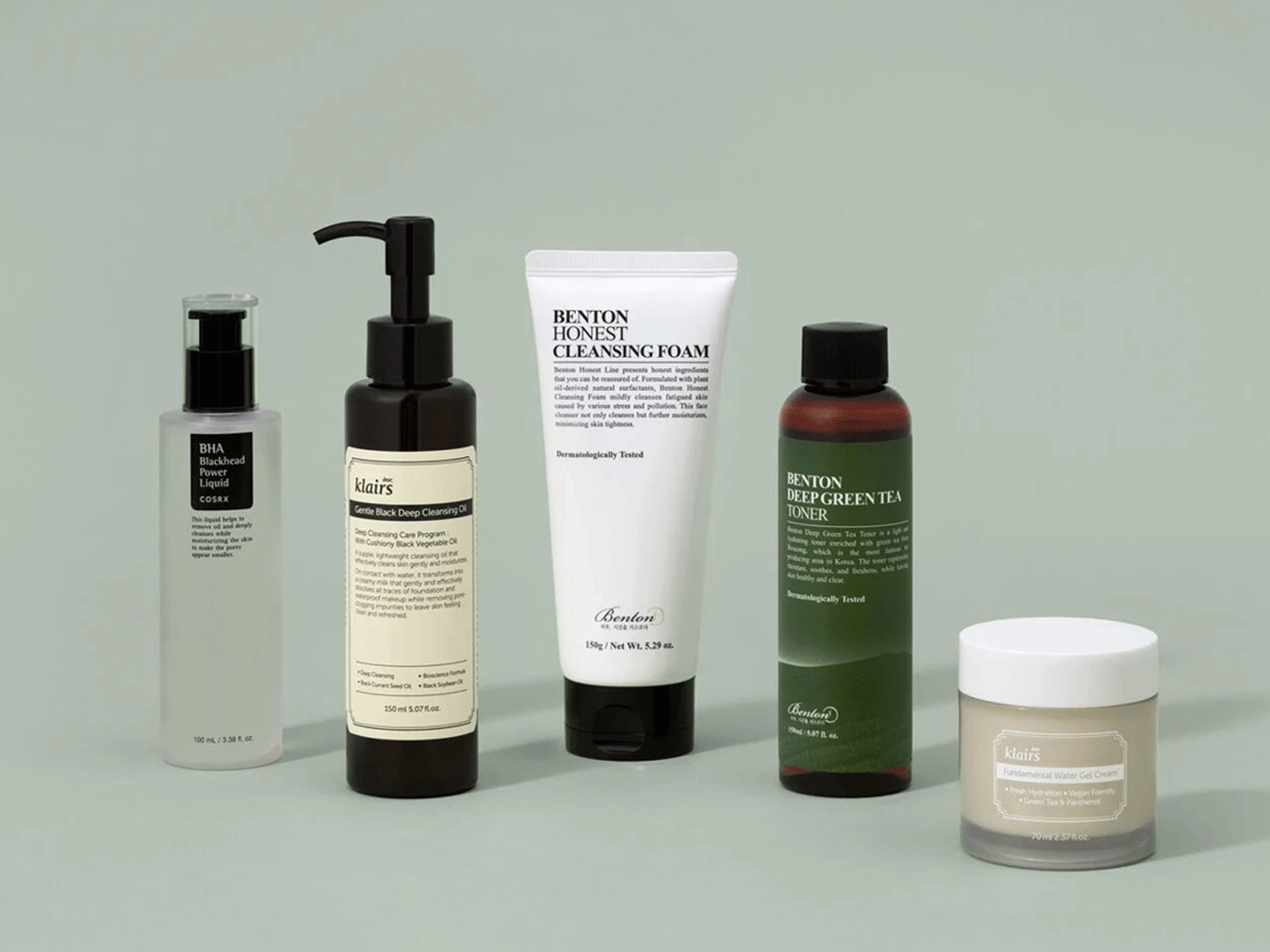 Eine Auswahl an Hautpflegeprodukten, darunter Klairs Gentle Black Deep Cleansing Oil und Benton Deep Green Tea Toner, die für eine sanfte und effektive Reinigung sorgen.