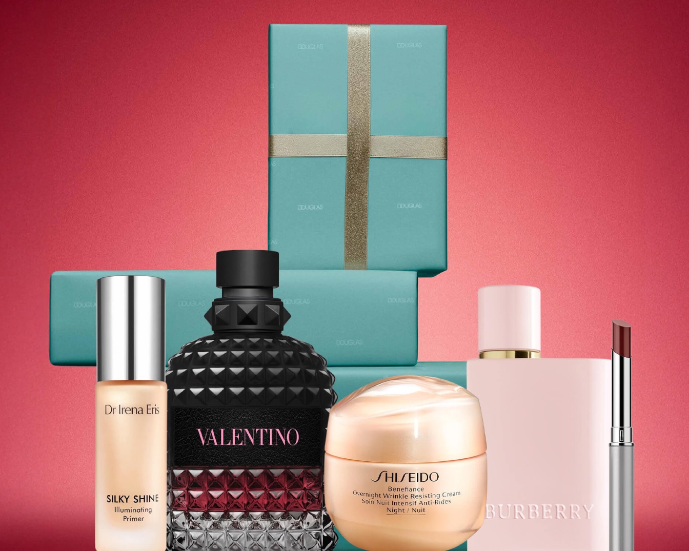 Na tle różowego tła, piramida z turkusowych pudełek Douglas, obok kosmetyki: primer Dr Irena Eris, perfumy Valentino, krem Shiseido i szminka Burberry.