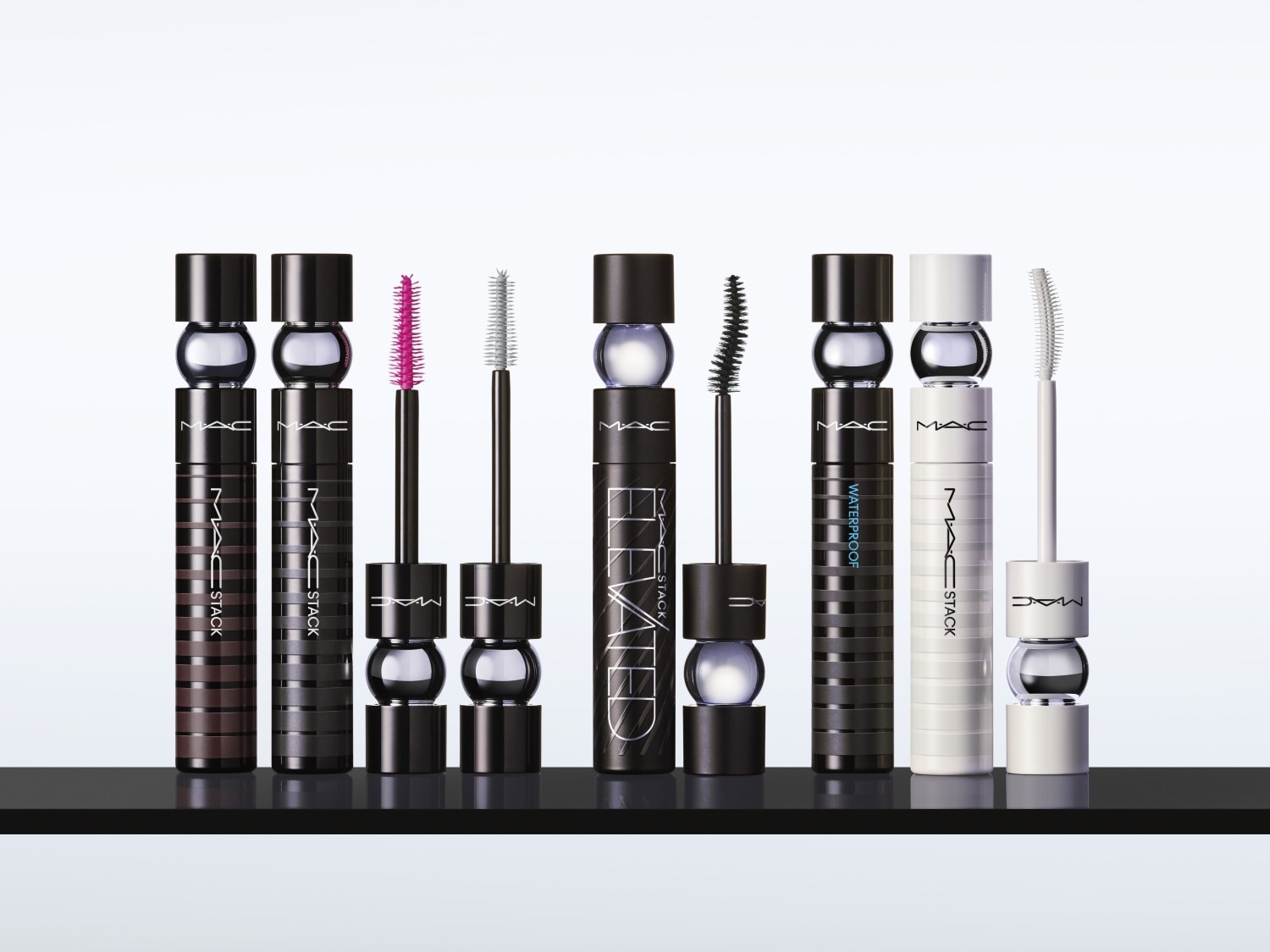 Różne maskary MAC Stack w czarnych i białych opakowaniach, z różnymi szczoteczkami, od klasycznych po wodoodporne, zapewniające idealne podkreślenie rzęs.