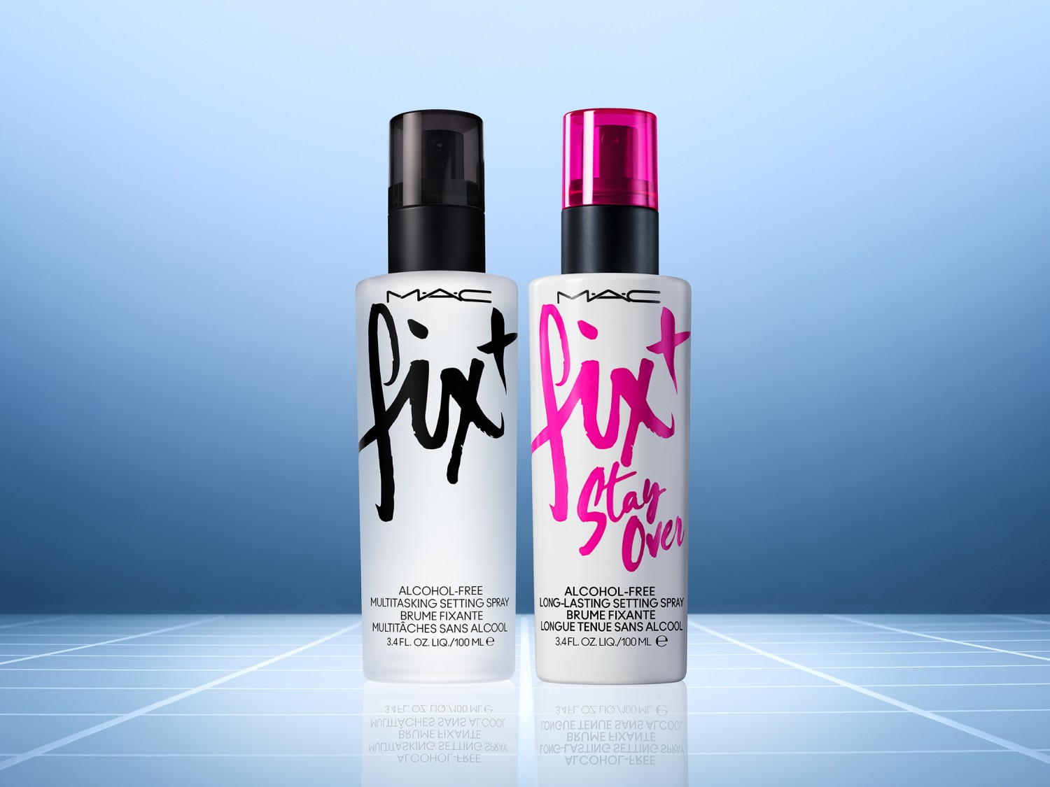Dwa przezroczyste flakony MAC Fix+, jeden z czarnym napisem i czarną nakrętką, drugi z różowym napisem „Stay Over” i różową nakrętką, oba obiecują utrwalenie makijażu bez alkoholu.