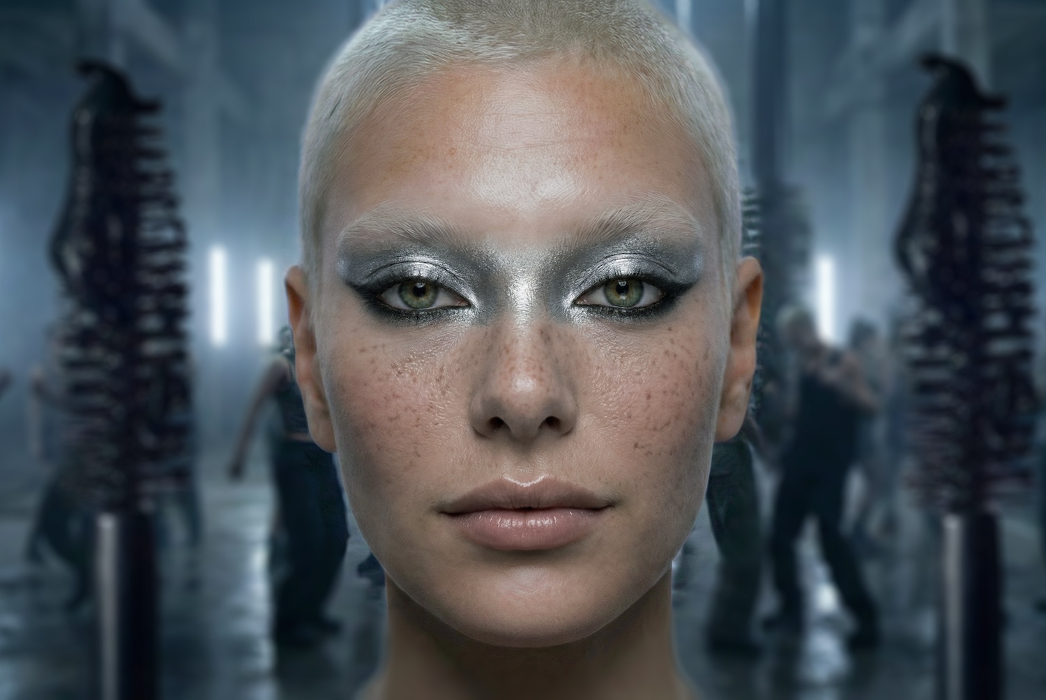Nahaufnahme eines Models mit platinblondem, kurzem Haar und silbernem Lidschatten, der einen futuristischen Look erzeugt.