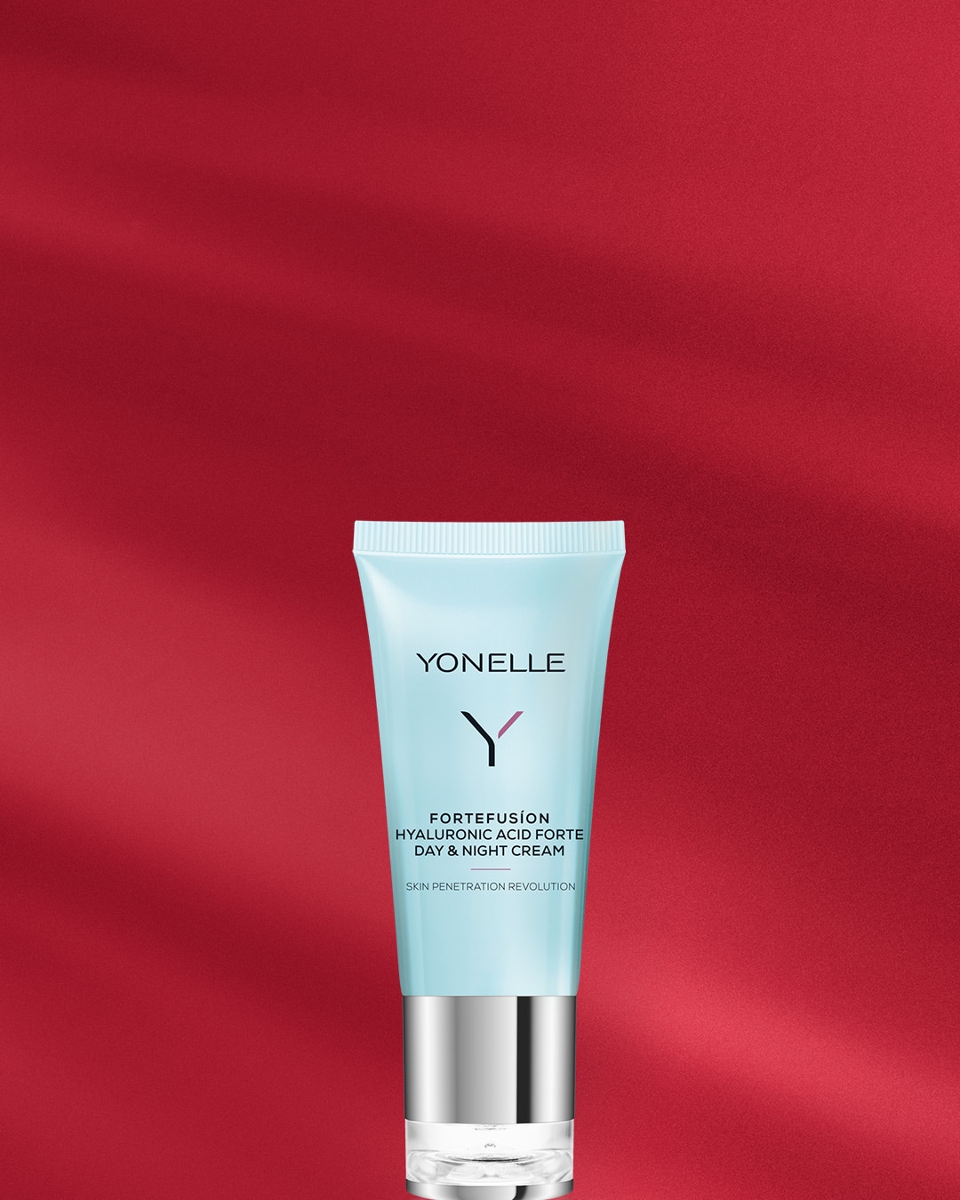 Błękitna tubka kremu YONELLE ForteFusion Hyaluronic Acid Forte Day & Night Cream na czerwonym tle, obiecująca rewolucję w penetracji skóry.