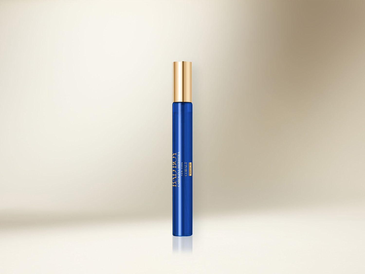 Blaue Bad Boy Carolina Herrera New York Duftstoff-Tube mit goldenem Deckel.