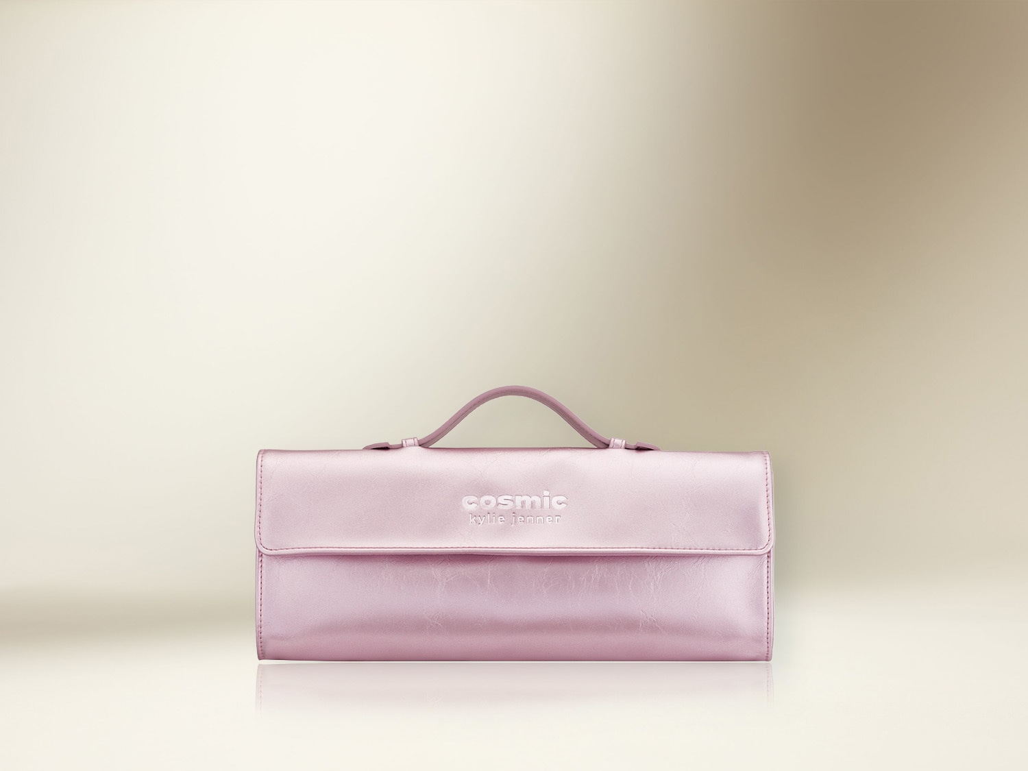 Die Kosmetiktasche von Kylie Jenner in zartem Rosa mit kurzem Tragegriff ist ideal, um Kosmetikprodukte stilvoll zu transportieren.