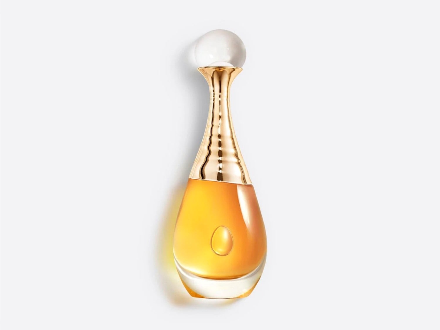 Flacon de parfum doré rempli d'un liquide ambré, coiffé d'une bille transparente, évoquant luxe et féminité.