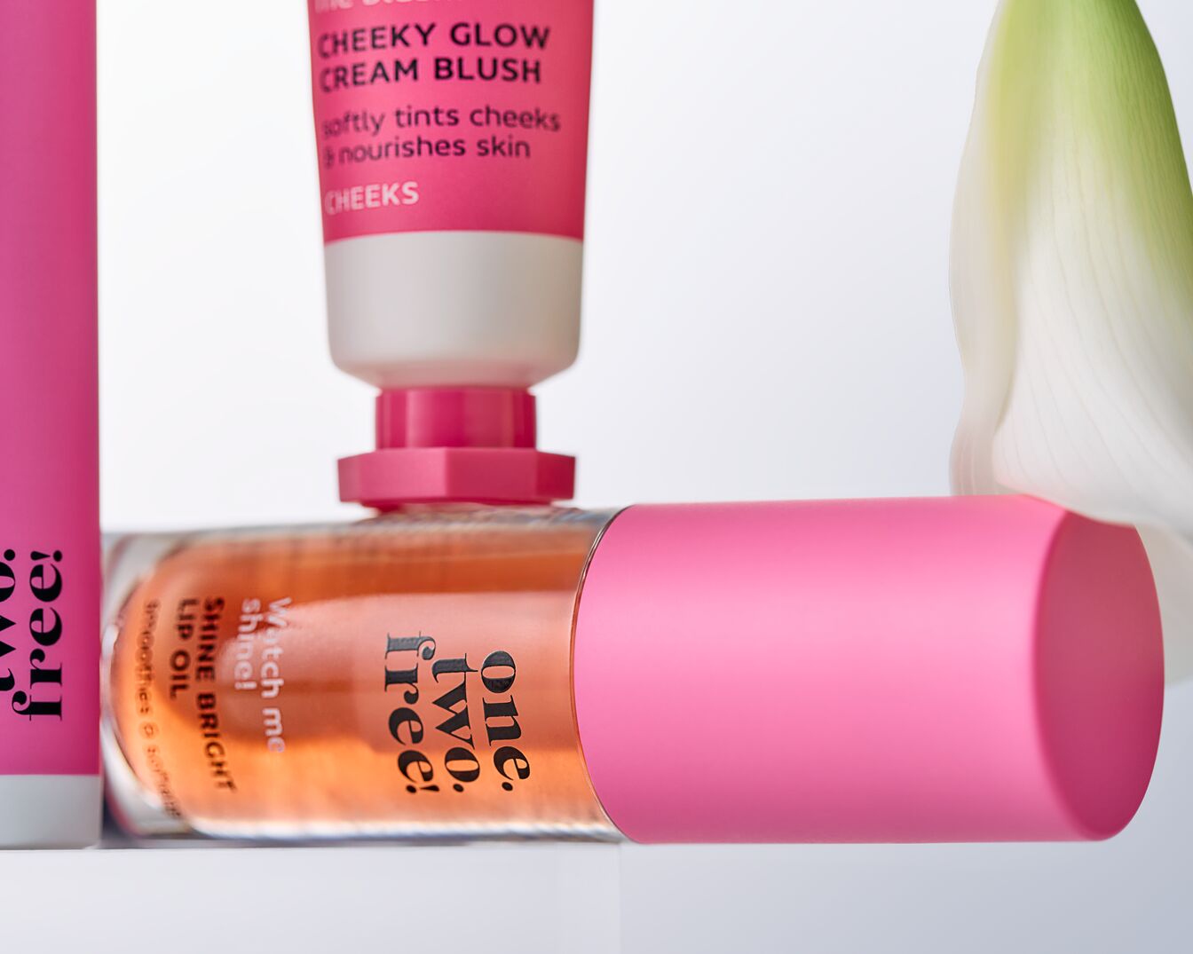 Šis rinkinys apima „Cheeky Glow“ kreminius skaistalus, kurie švelniai nudažo skruostus ir maitina odą, bei lūpų aliejų „Shine Bright“, kuris išlygina ir drėkina.