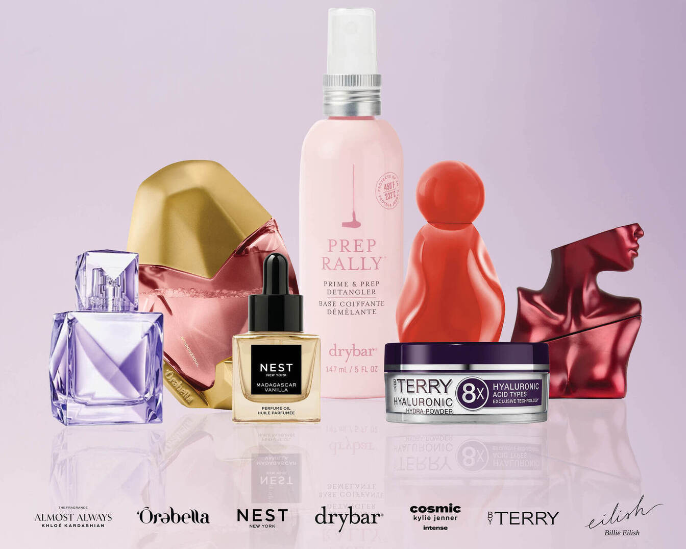 Įvairių kvepalų ir plaukų priežiūros priemonių kolekcija, įskaitant „Almost Always Khloé Kardashian“, „Örǝbella“, „Nest New York Madagascar Vanilla“, „Drybar Prep Rally“ ir „By Terry Hyaluronic Hydra-Powder“.