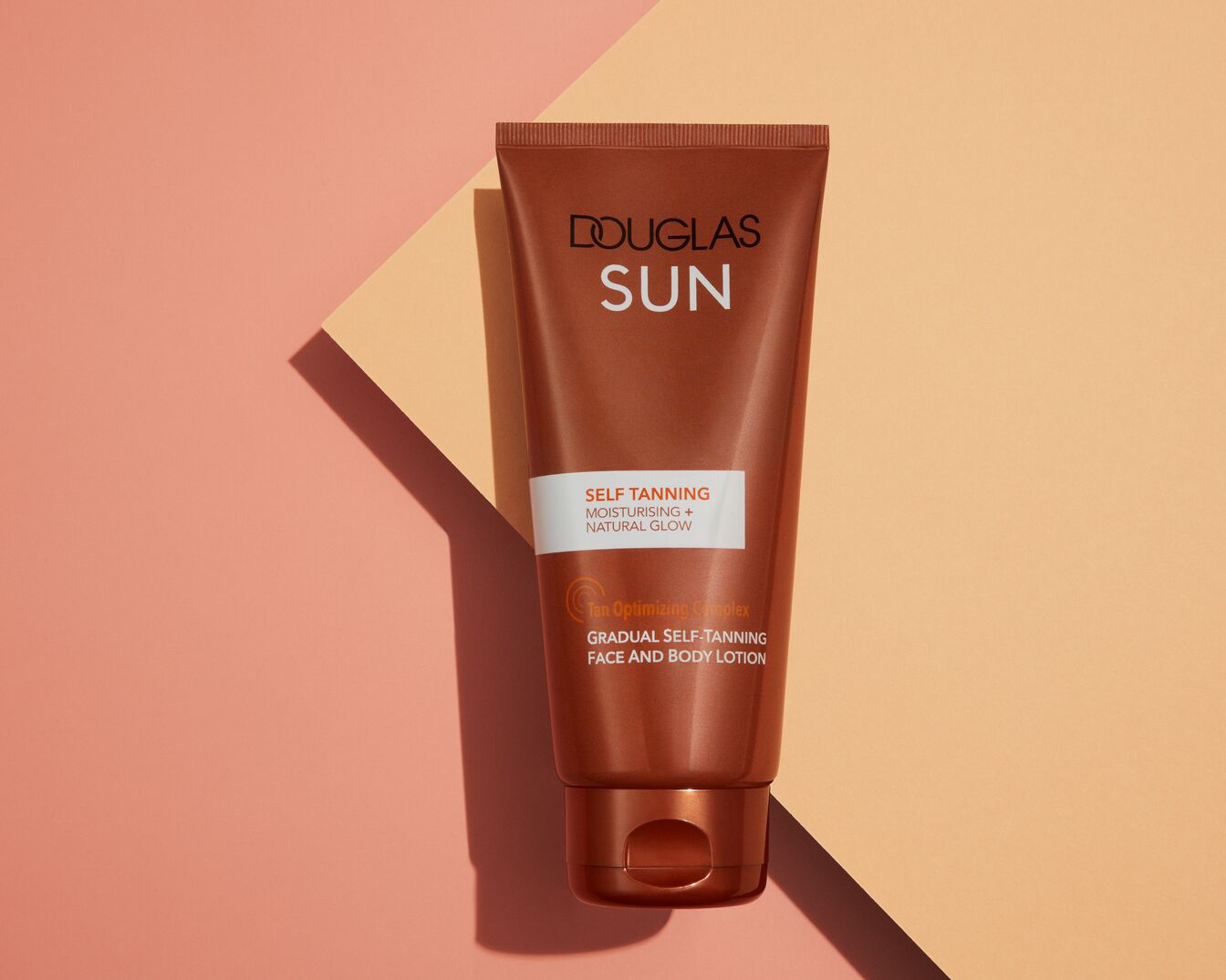 Bruine tube Douglas Sun zelfbruiner voor gezicht en lichaam, die een natuurlijke glans geeft en hydrateert.