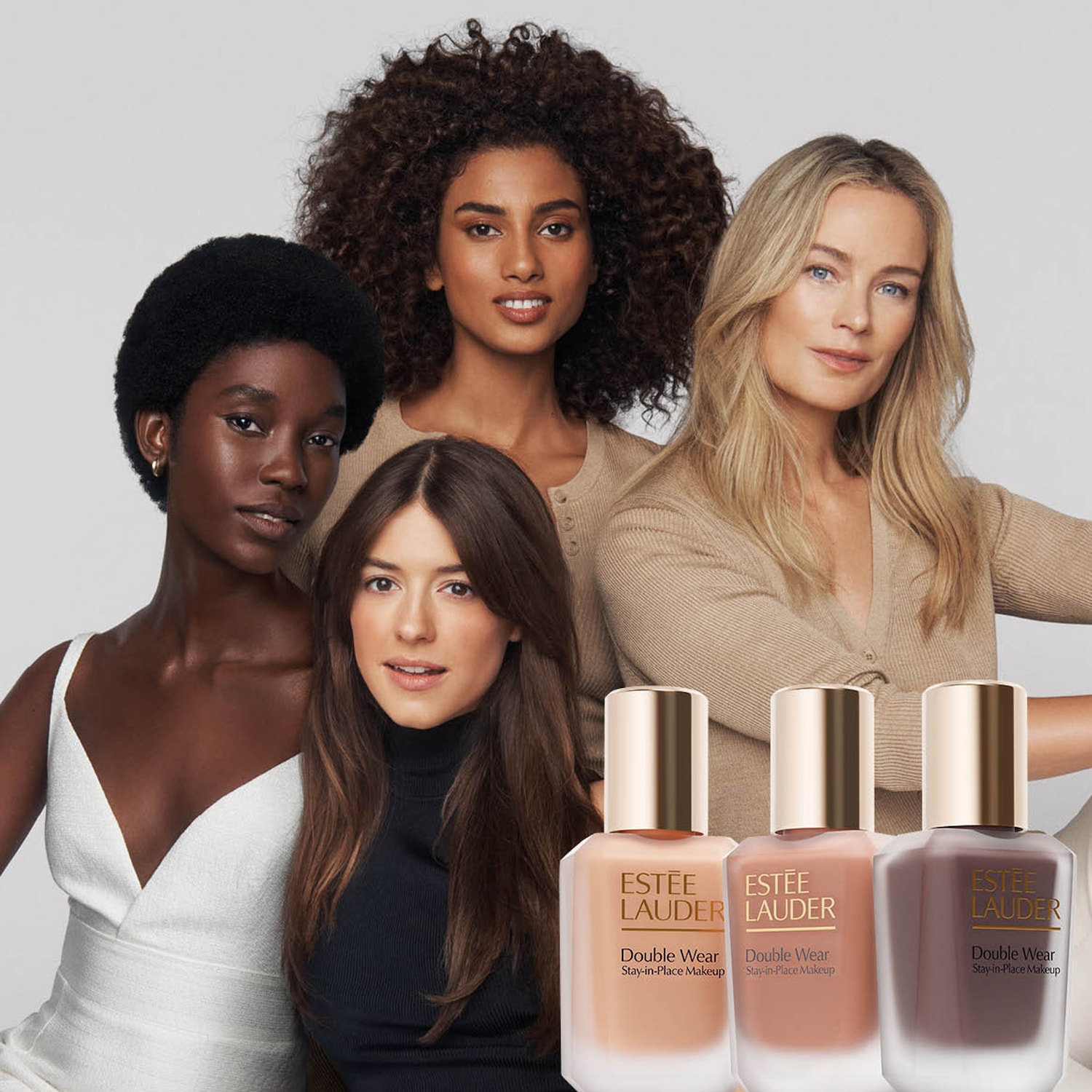 Im Vordergrund drei Flaschen Double Wear Stay-in-Place Makeup von Estée Lauder in verschiedenen Farbtönen; im Hintergrund sind vier Frauen zu sehen.