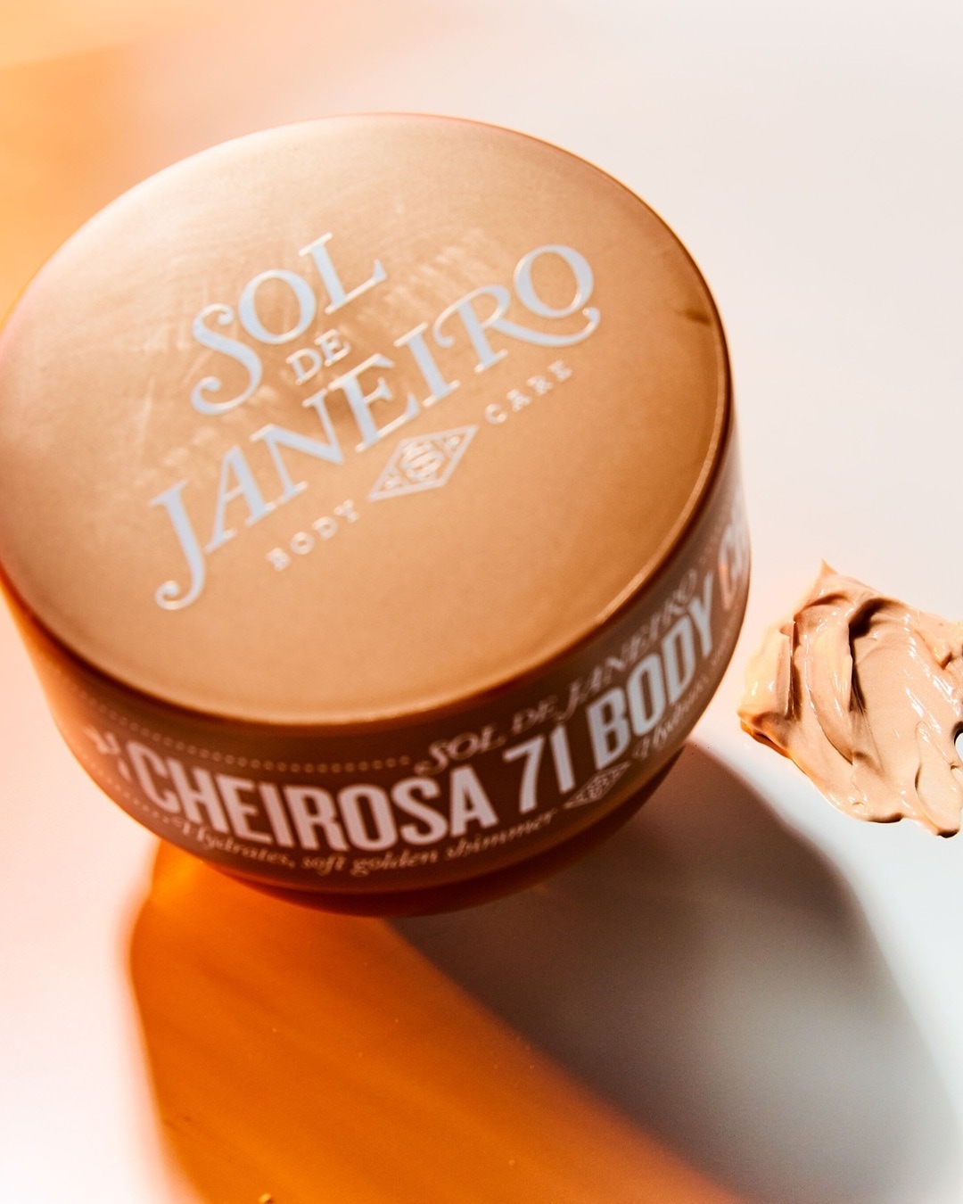 Pot de crème pour le corps Sol de Janeiro Cheirosa 71, couleur bronze, promettant hydratation et un éclat doré subtil.