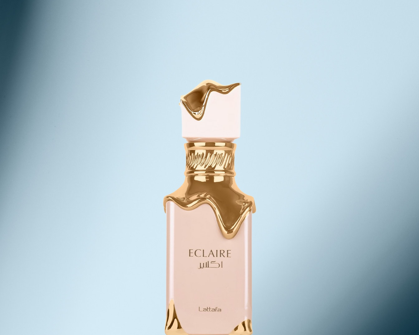 Nahaufnahme des Lattafa Eclaire Parfüms, das in einer hellrosa Flasche mit goldenen Akzenten und einem einzigartigen, schmelzenden Design präsentiert wird.