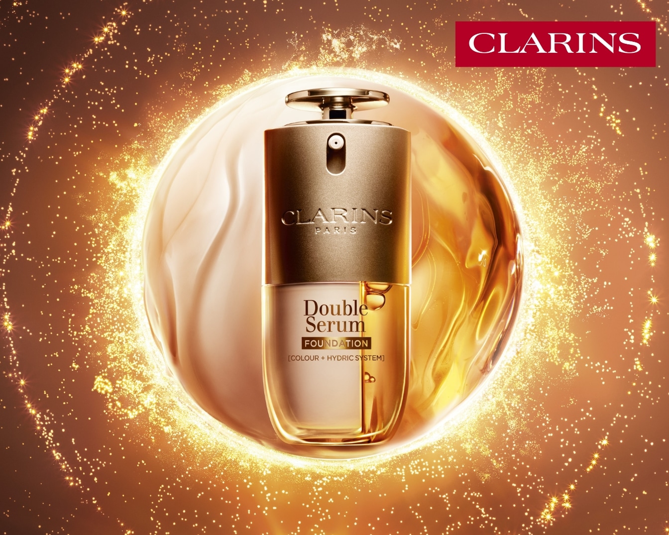 Descubre el Double Serum Foundation de Clarins, un elixir de color e hidratación en un frasco dorado, resaltado sobre un fondo brillante que evoca luminosidad y lujo.